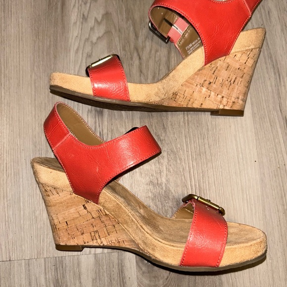 AEROSOLES Red Wedge Sandals with Buckle Straps - Picture 8 of 9